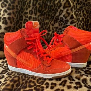 NIKE DUNK SKY HIGH WEDGE
6
TOTAL CRIMSON/BRIGHT MANGO/SAIL
RELEASE DATE: 2012